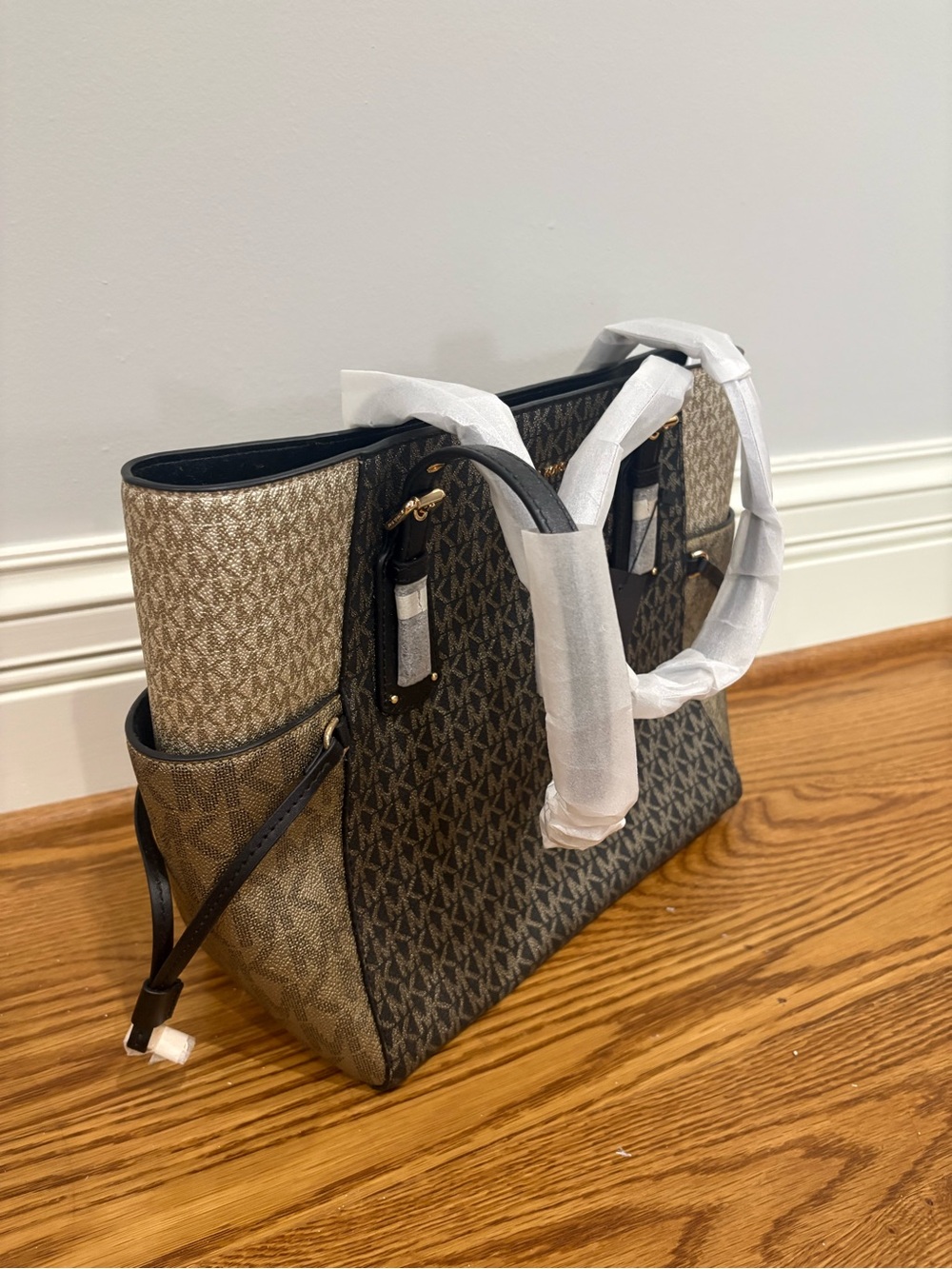 Michael Kors Voyager Large Signature Tote Bag WITH Matching Wallet - Picture 4 of 10